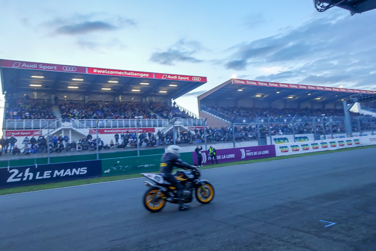 Sogar am Freitagabend waren die Tribünen in Le Mans voll