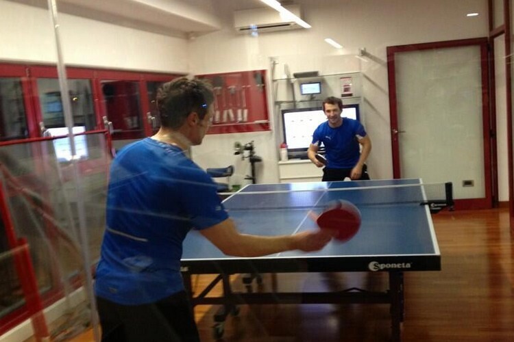 Abwechslung beim Trainingslager: Timo Glock beim Tischtennis