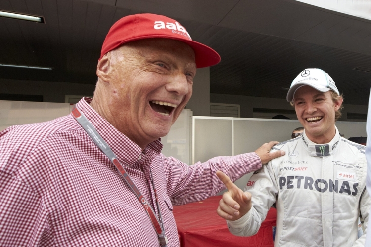 Niki Lauda scherzt mit Nico Rosberg