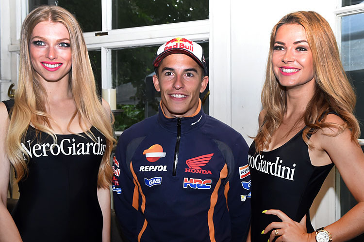 Marc Márquez mit den Girls von GP-Sponsor Nero Giardini