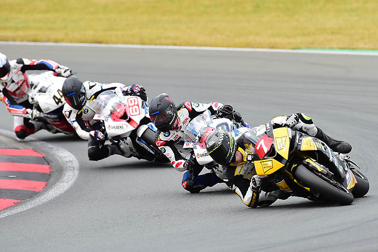 Die IDM Superstock-Piloten sind auch 2015 gemeinsame mit den Superbikes unterwegs