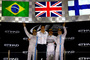 Felipe Massa (links) und Valtteri Bottas (rechts) umrahmen Weltmeister Hamilton und Mercedes-Rennchef Toto Wolff