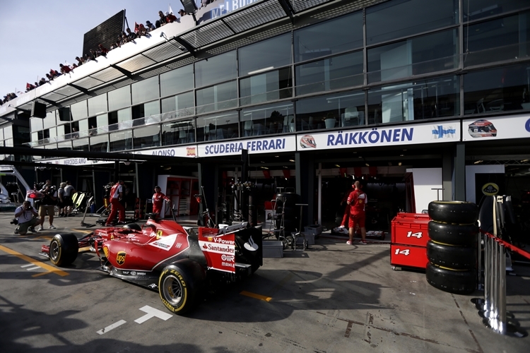 Vor der Ferrari-Box
