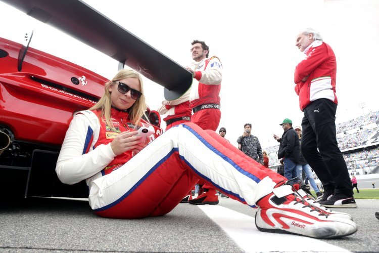 Christina Nielsen und der Ferrari von Scuderia Corsa bei den 24h von Daytona 2017