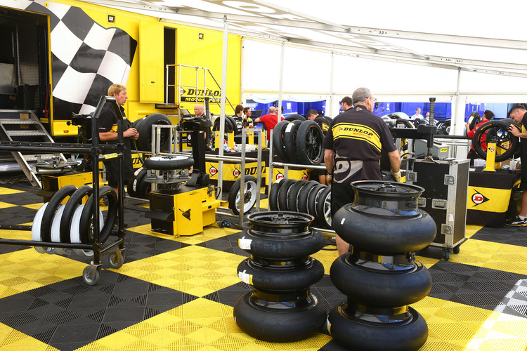 Dunlop-Rennservice: Im Schnitt werden 2000 Reifen zu jedem Grand Prix gebracht