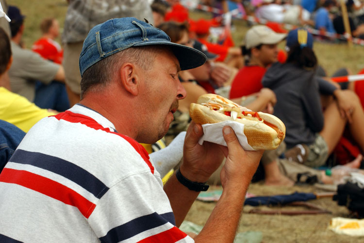 Herzhafter Biss in die Wurst – für einen guten Zweck