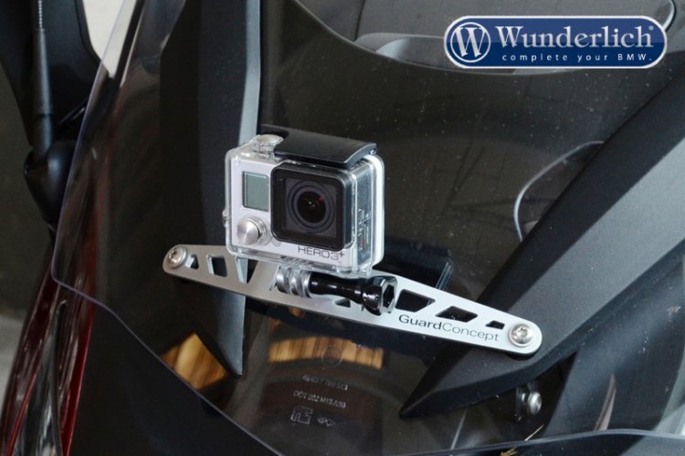 GoPro sicher befestigt an der Front einer BMW S 1000 RR, und man kann sich weiterhin klein machen hinter der Verkleidung