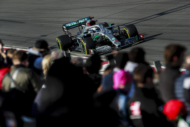 Die Fans staunen über den Silberpfeil von Valtteri Bottas