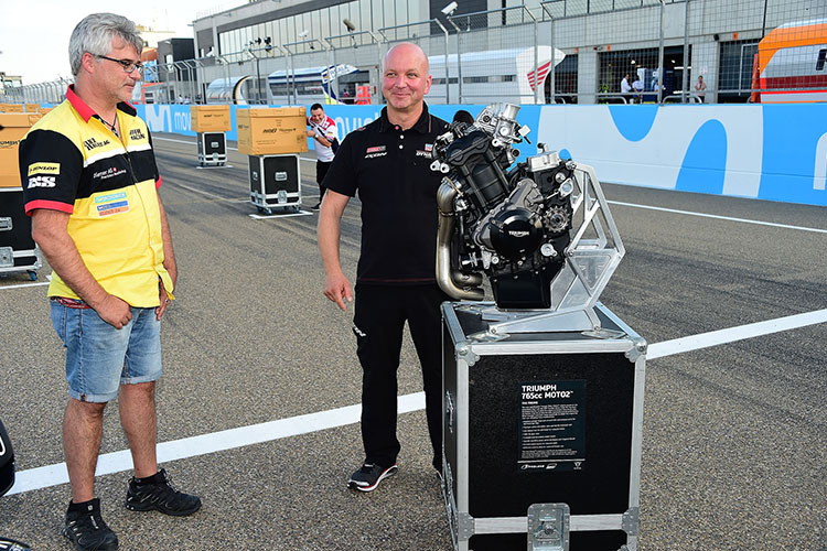 Die deutschen Moto2-Teamchefs Jochen Kiefer und Jürgen Lingg mit dem Triumph-Motor