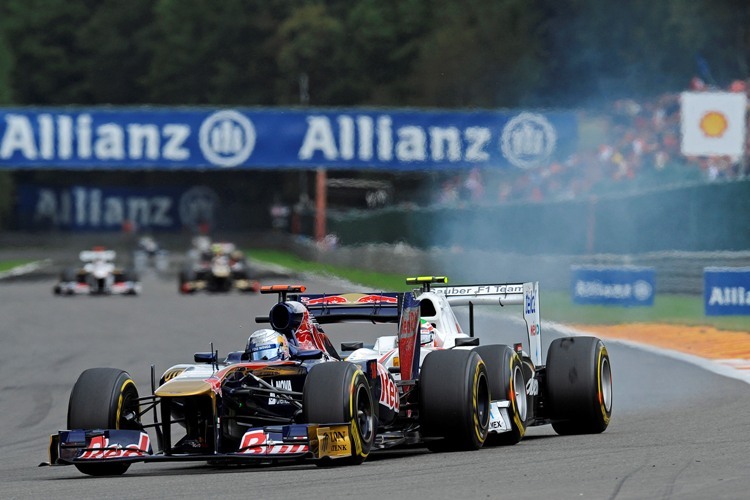 Pèrez im Sauber kracht ins Heck von Buemi (Toro Rosso)