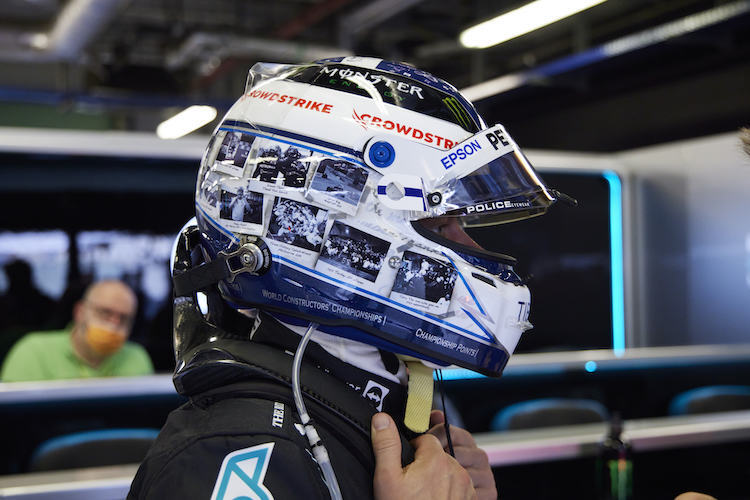 Valtteri Bottas mit seinem Dankeschön-Helm