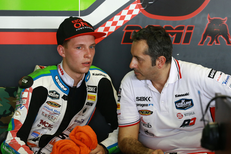 Superbike-WM-Rookie Dominic Schmitter (li.)