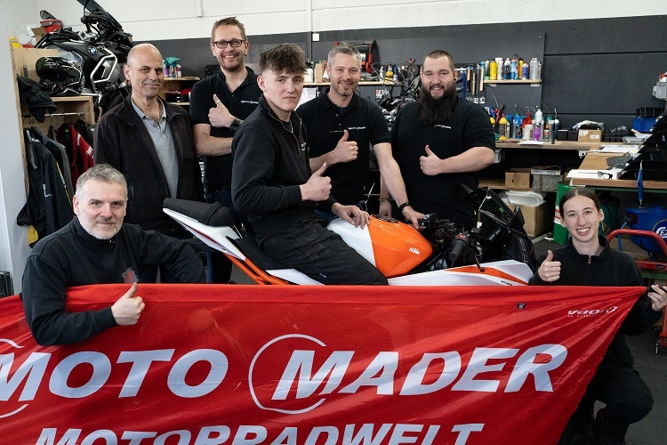 Weltrekord-Crew (von rechts): Zoé Baumgartner, Miguel Baño, Dominique Gärber (Motorradmechaniker-Lehrlinge), Moto Mader-Inhaber Nico Pouchon, Matthieu Cuvelier (Social-Media), Steph Bühler (Materialbeschaffung), Projektleiter Andreas Holzer