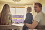 Vivian, Alaia und Nico Rosberg vor dem TV