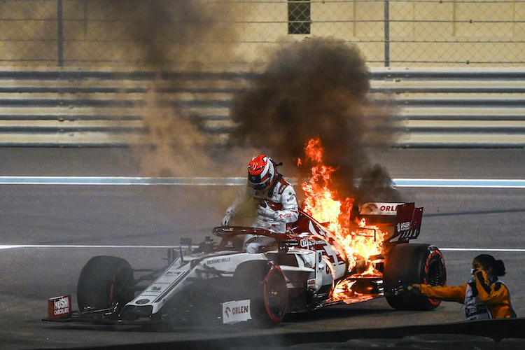 Feuer und Flamme: Kimi Räikkönen musste seinen Alfa Romeo abstellen