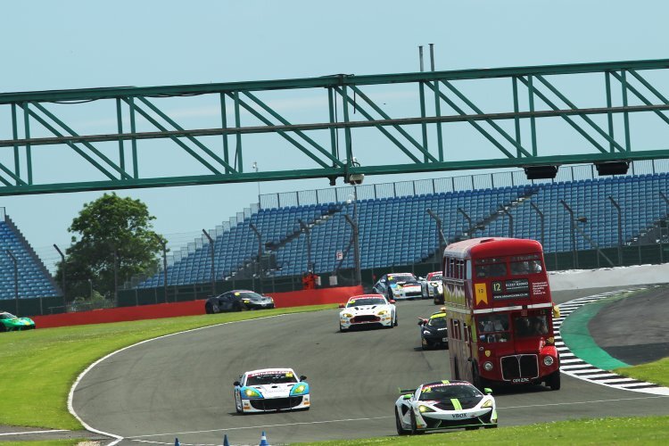 Bus und Rennwagen gemeinsam auf der Strecke: Das gab es in diesem Sommer auch schon bei der britischen GT in Silverstone