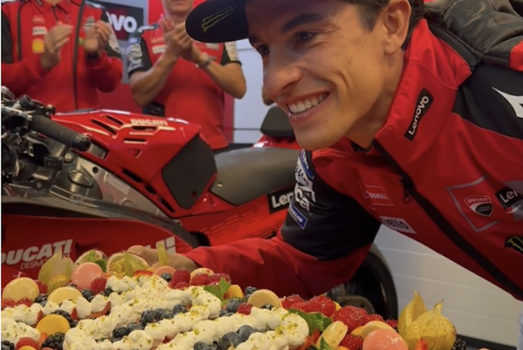 Marc Marquez mit seinem Jubiläums-«Törtchen»