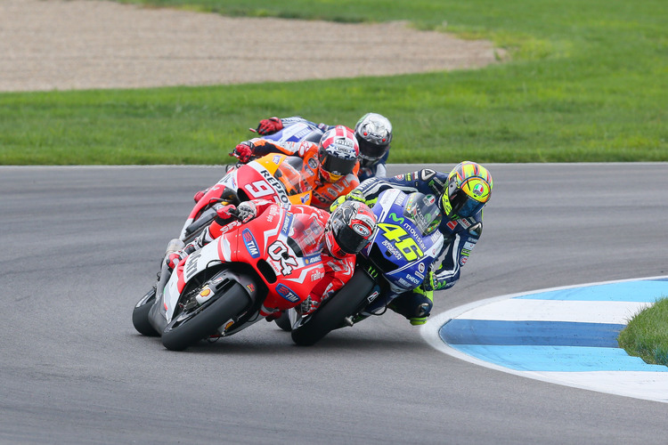 Indy-GP 2014: Rossi zwängt sich an Dovizioso vorbei, dahinter Márquez und Lorenzo