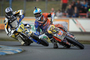 Bernd Hiemer (vorne) und Lukas Höllbacher führen die Supermoto-DM nach der ersten Veranstaltung punktgleich an