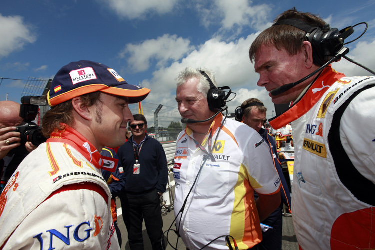 Pat Symonds (Mitte) 2009 mit Fernando Alonso und dem damaligen Chef-Renningenieur Alan Permane