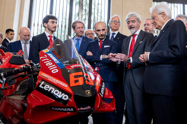 Große Ehre für Ducati: Bagnaia, Domenicali, Dall'Igna und Co. bei Italiens Staatspräsident Sergio Mattarella (ganz rechts)