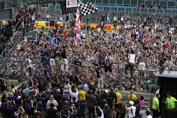 Lewis Hamilton feiert mit den Fans