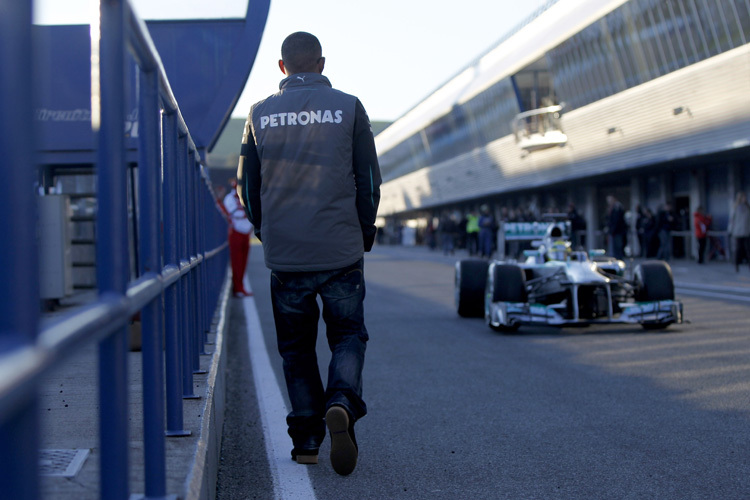 Hamilton schaut Rosberg beim Testen zu