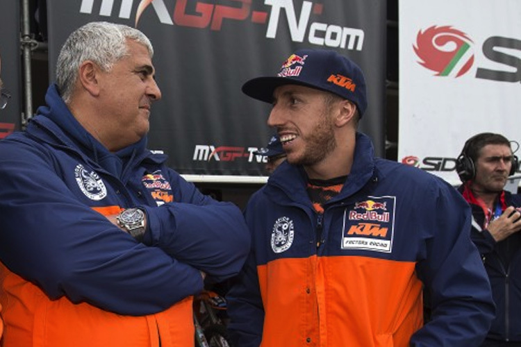 Antonio Cairoli (rechts neben seinem Teamchef de Carli) steigt auf die KTM 450SX-F um