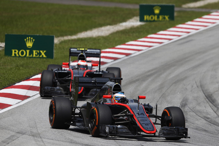 Fernando Alonso und Jenson Button mit ihren McLaren-Honda in Malaysia