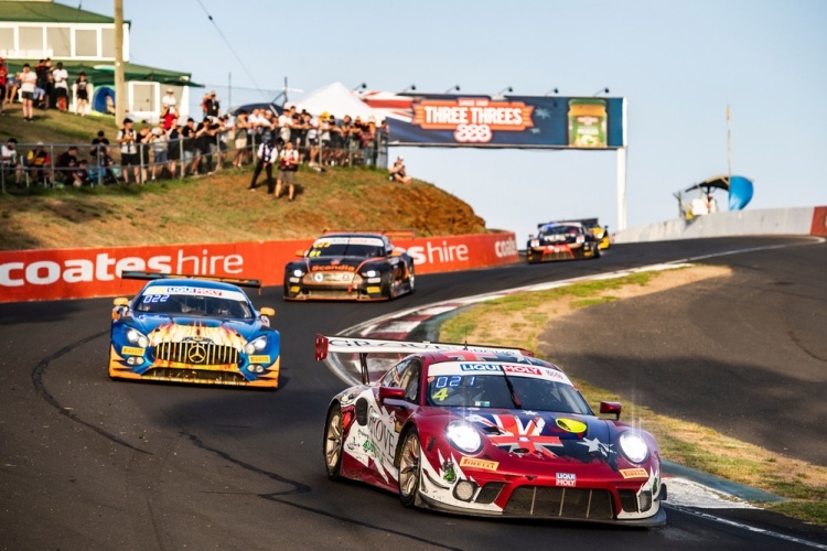 Sehenswerte Rennstrecke: Ein Porsche 911 GT3 R auf dem Mount Panorama in Bathurst