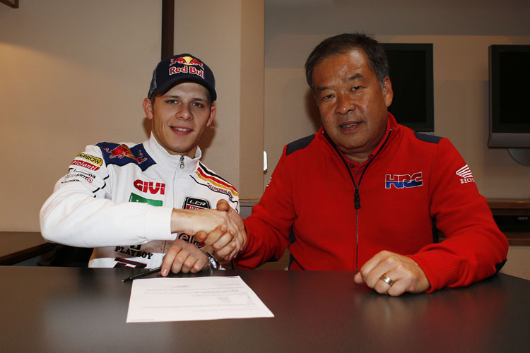 Alles geregelt für 2014: Stefan Bradl mit HRC-Vizepräsident Shuhei Nakamoto