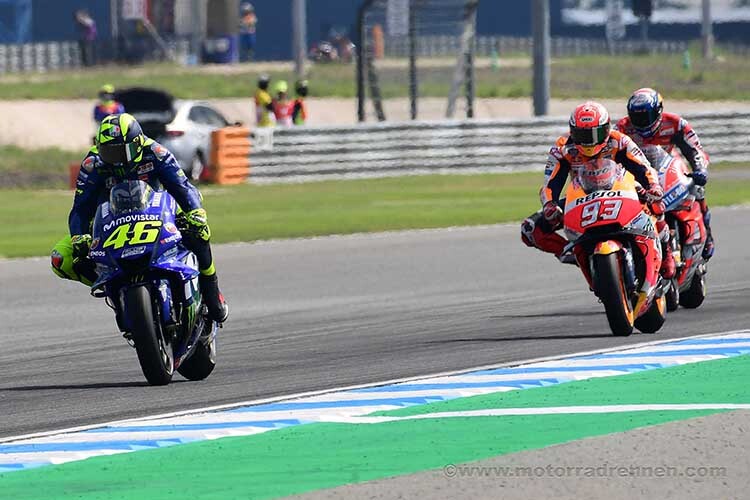 Valentino Rossi führt hier vor Marc Márquez und Andrea Doviziioso