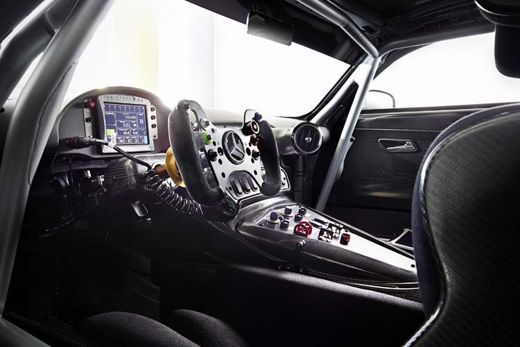 Der Fahrer sitzt wie beim SLS AMG GT3 in einer Carbonschale