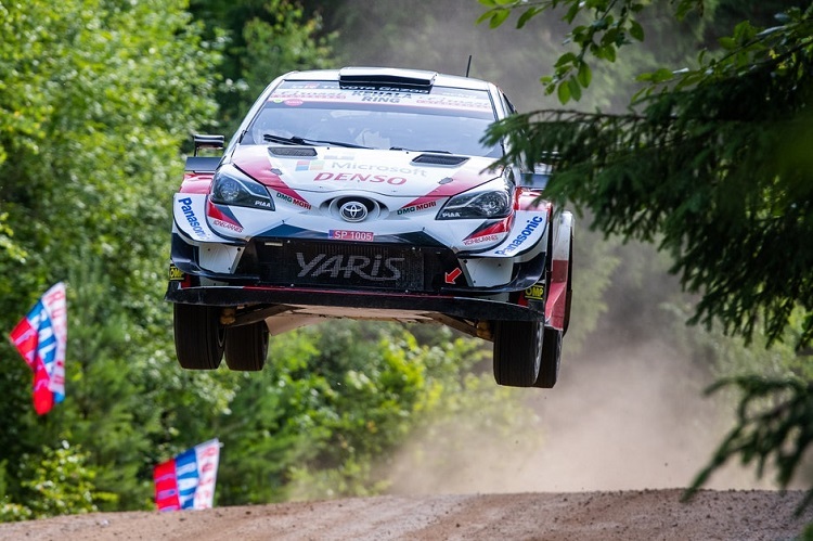 Ott Tänak springt 2019 zum Heimsieg