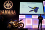Yamahas Road-Racing-Manager Andrea Dosoli (re.) mit der neuen R1