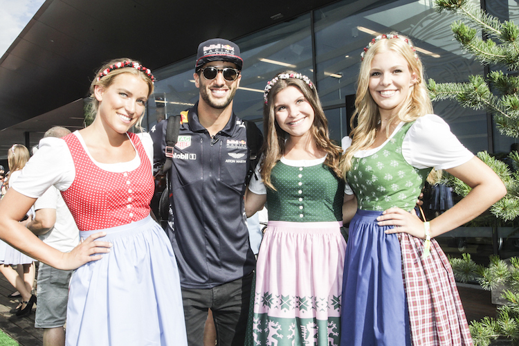 Red Bull Racing-Pilot Daniel Ricciardo in charmanter Gesellschaft