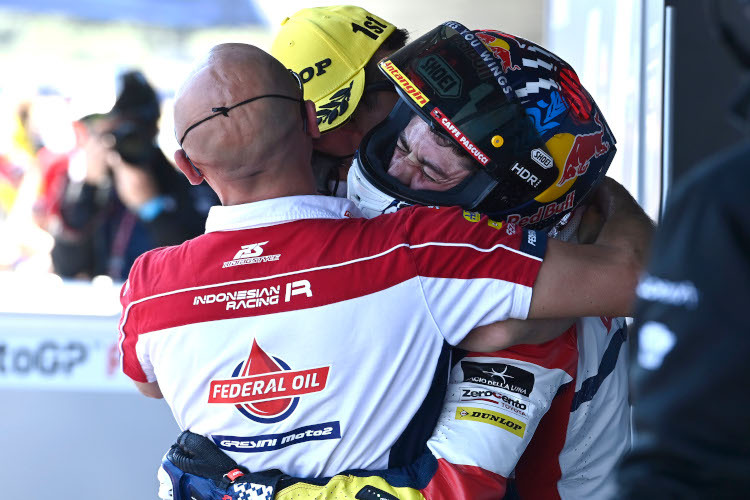 Große Emotionen im Parc Fermé: Sieger Fabio Di Giannantonio wird gefeiert