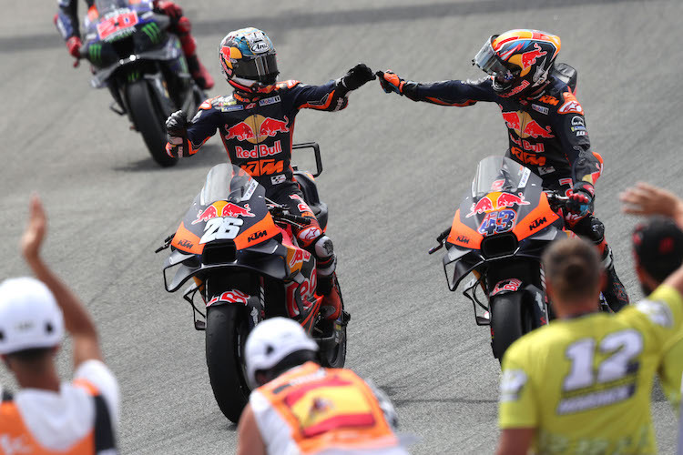 Dani Pedrosa und Jack Miller lassen sich nach dem Spanien-GP von den Fans feiern