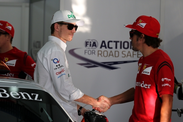 Shake Hands zwischen Nico Hülkenberg und Fernando Alonso