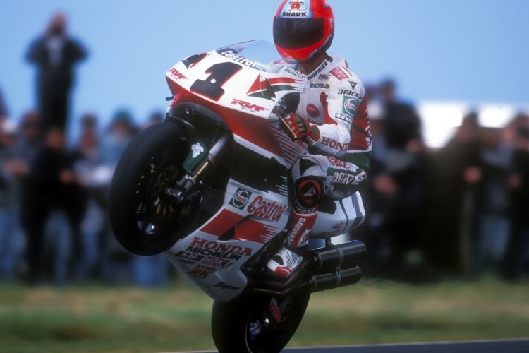 Carl Fogarty auf der Honda RVF750