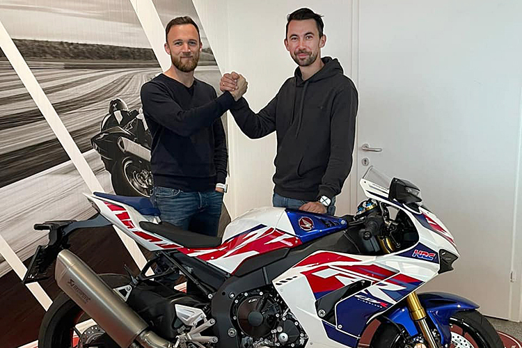 Julian Trummer (li.) mit Geri Gesslbauer, der ihm eine Honda CBR1000RR-R als Erstazbike zur Verfügung stellt