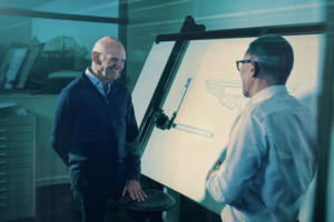 Adrian Newey und Aston Martin-Teamchef Andy Cowell)