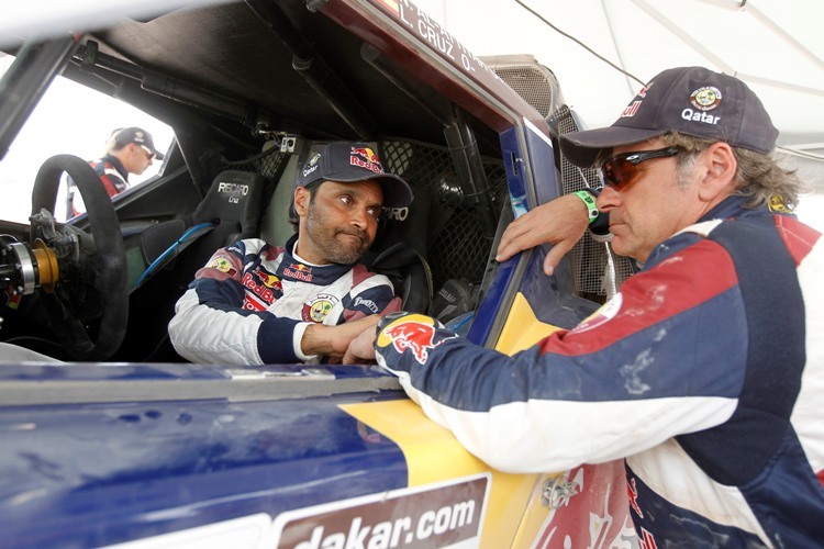 Carlos Sainz (re.) mit Nasser Al-Attiyah im Auto