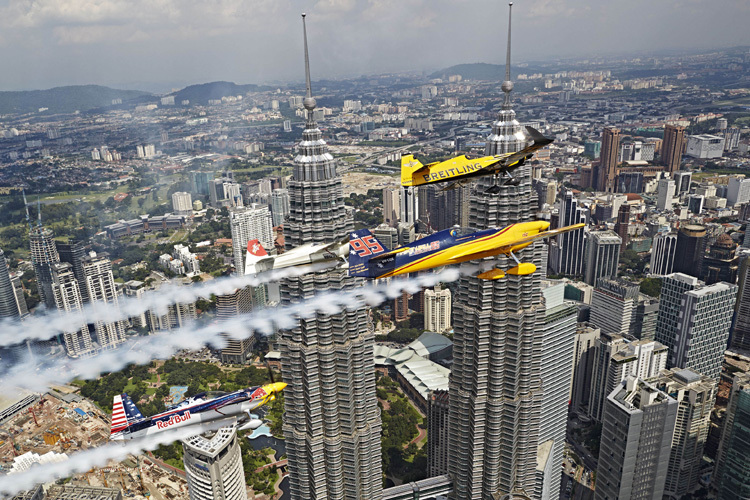 Beste Sicht auf die Petronas Towers: Die Red Bull Air Race-Piloten Nigel Lamb, Matt Hall, Yoshihide Muroya und Kirby Chambliss