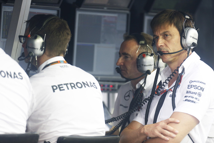 Toto Wolff (ganz rechts) und Paddy Lowe (gleich neben ihm)