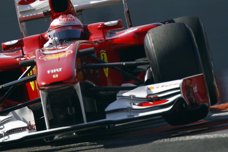 Alonso mit Pirellis in Abu Dhabi in Frühform