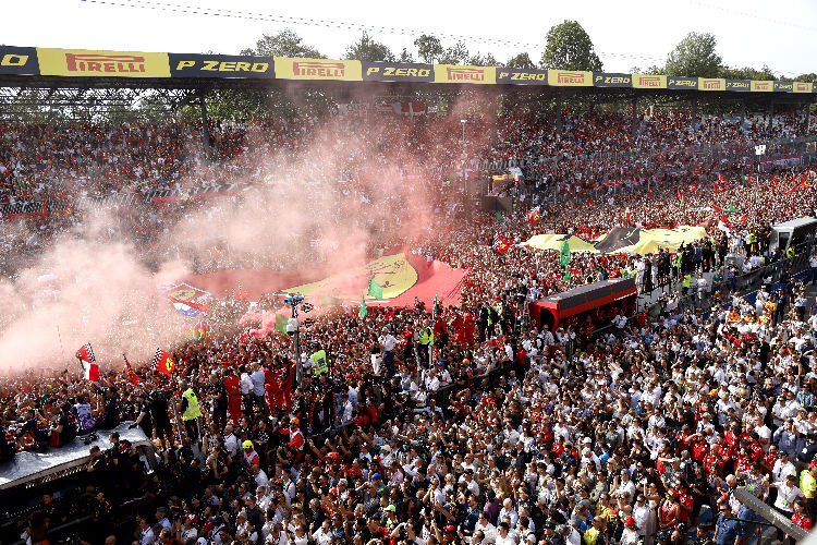 Ferrari-Fans im Vorjahr auf der Strecke in Monza