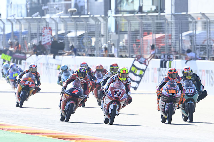 Eine große Kampfgruppe im Moto3-Rennen in Aragón