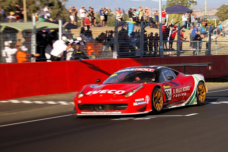 Craig Lowndes fährt den Ferrari über die Ziellinie