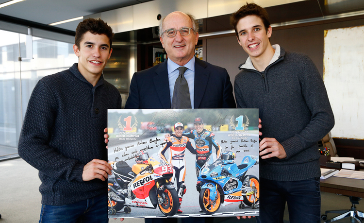 Antonio Brufau, Vorstandsvorsitzender von Sponsor Repsol, mit Marc und Alex Márquez